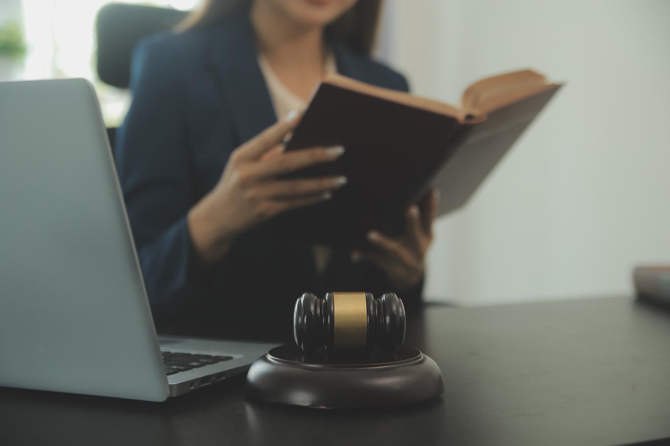 客戶被提起侵佔公款及洗錢吿訴，經本所提出有力辯護，使檢察官採信本客戶的辯詞，獲不起訴處分