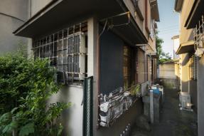 強制拆除鄰居越界房屋、監視器、抽油煙管並封閉排水溝  維護產權、隱私、空氣品質及環境衛生